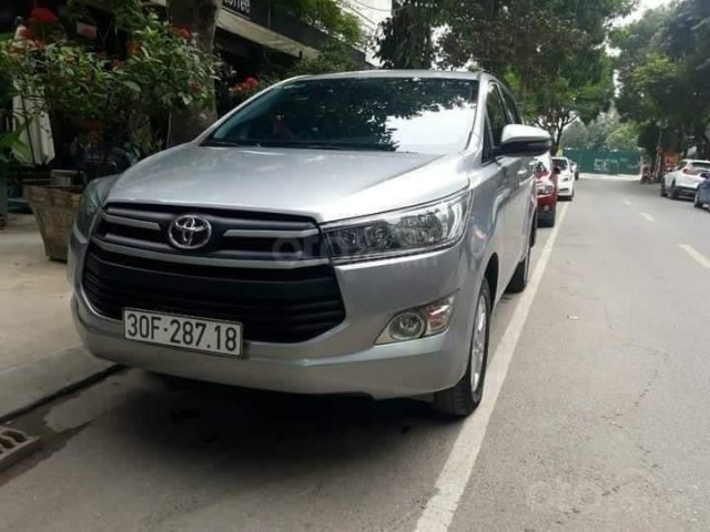 Bán gấp Toyota Innova 2.0 E MT sản xuất năm 2018 màu bạc siêu chất