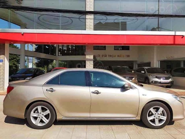 Cần bán gấp Toyota Camry 2.5Q sản xuất năm 2013, màu vàng cát0