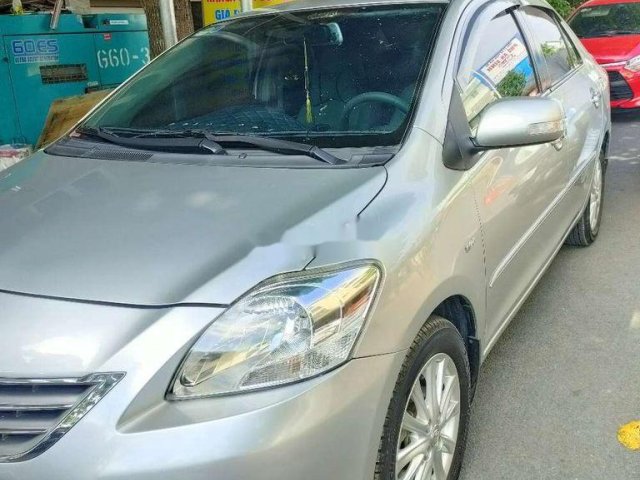 Cần bán xe Toyota Vios sản xuất năm 2012, màu bạc chính chủ giá cạnh tranh0