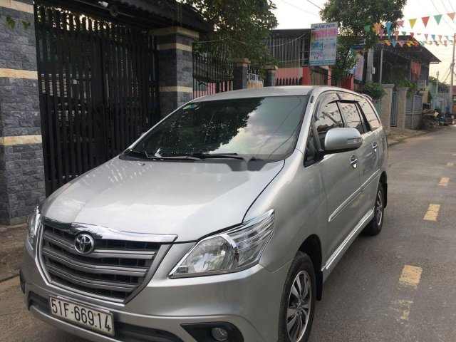 Cần bán xe Toyota Innova sản xuất 2016, màu bạc còn mới