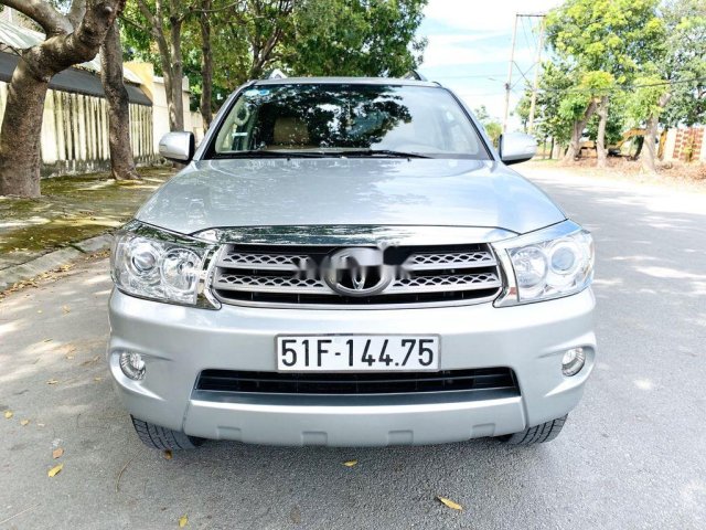 Cần bán xe Toyota Fortuner năm sản xuất 2009, màu bạc còn mới, 425tr0