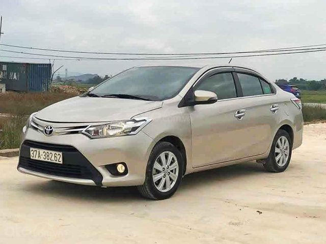 Cần bán gấp Toyota Vios 1.5E sản xuất 2017, màu vàng cát0