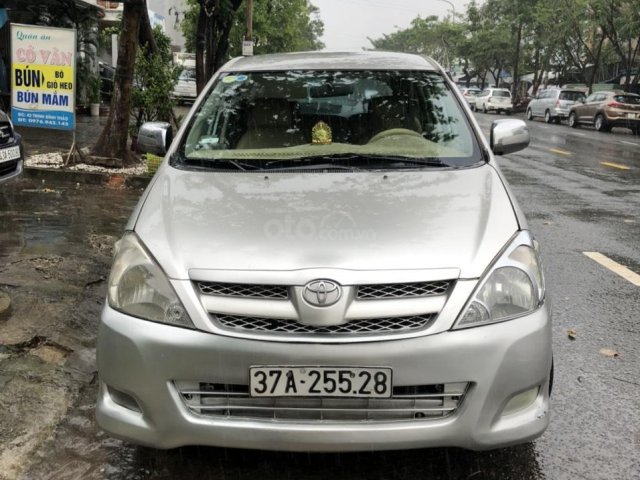 Cần bán nhanh chiếc Toyota Innova đời 2008, màu bạc giá cạnh tranh0