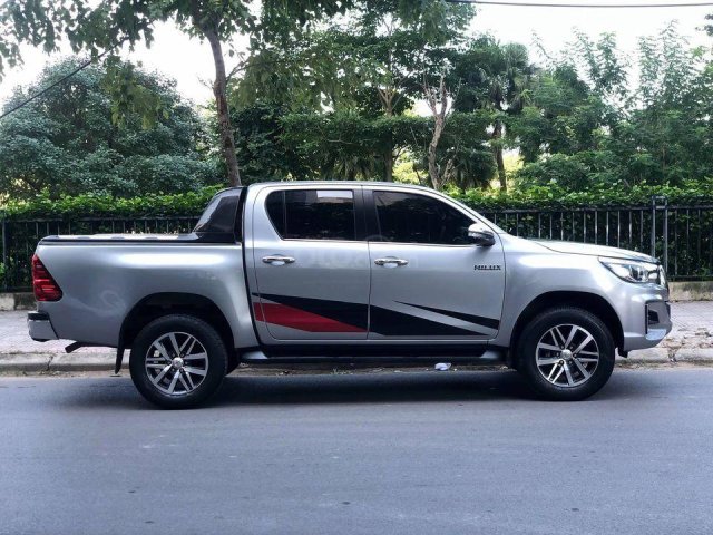 Cần bán xe Toyota Hilux 2.8G 2 cầu AT sản xuất năm 2018, màu bạc0