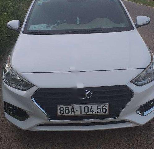 Cần bán gấp Hyundai Accent đời 2019, màu trắng, xe nhập còn mới, 390tr0