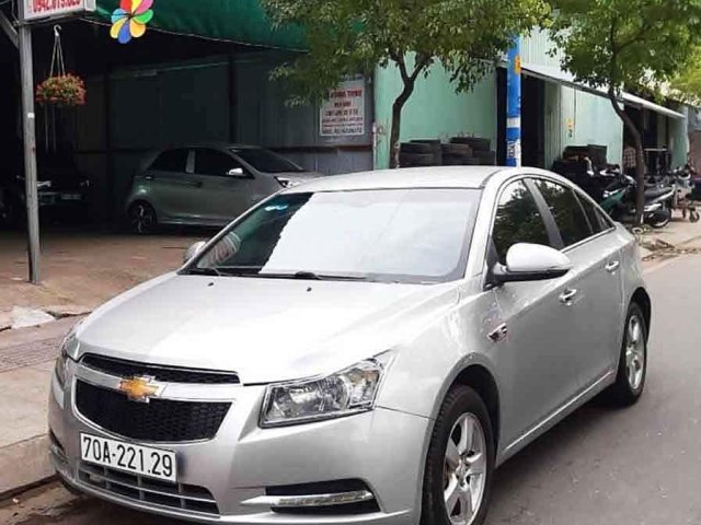 Cần bán Chevrolet Cruze năm sản xuất 2010, màu bạc xe gia đình, giá 245tr