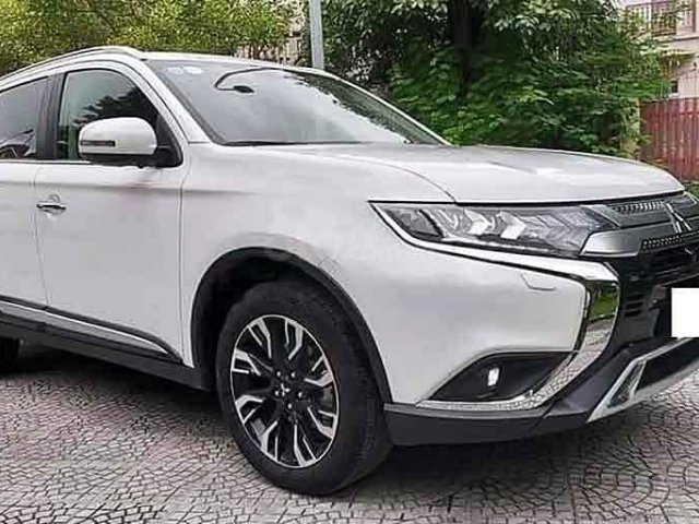 Bán Mitsubishi Outlander Premium sản xuất năm 2020, màu trắng  