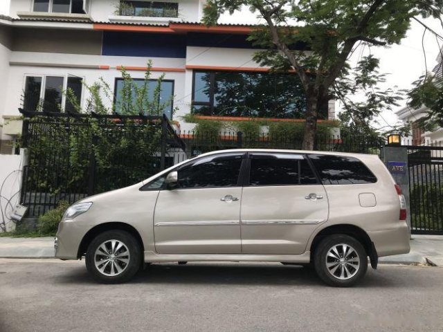 Cần bán lại xe Toyota Innova sản xuất 2015, màu vàng0