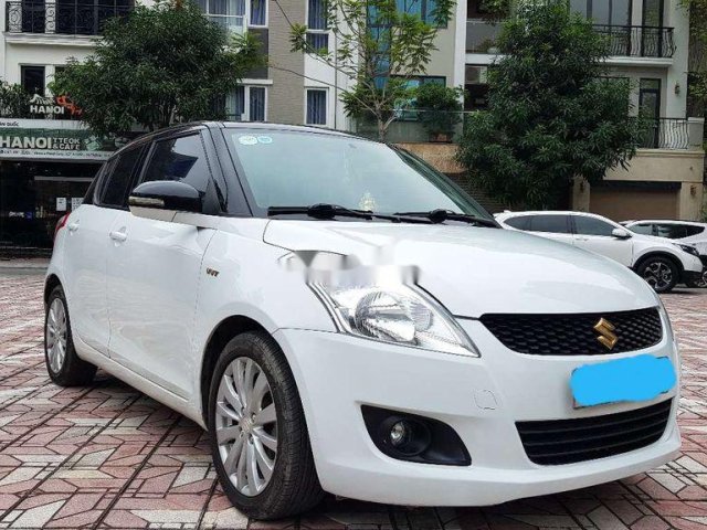 Cần bán gấp Suzuki Swift đời 2015, màu trắng