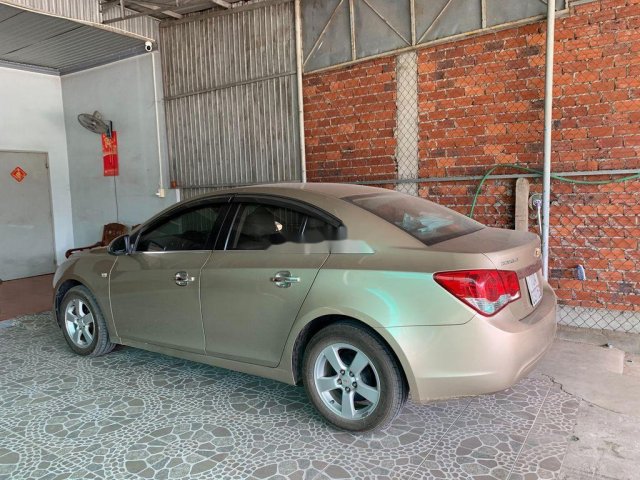 Cần bán gấp Chevrolet Cruze sản xuất năm 2011, màu vàng chính chủ0