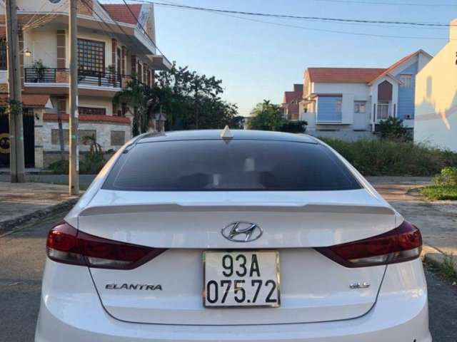 Bán Hyundai Elantra sản xuất 2017, màu trắng, nhập khẩu, giá chỉ 450 triệu