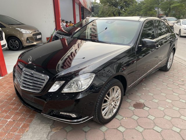 Cần bán Mercedes - Benz E300 sản xuất năm 2009 màu đen, chạy 95.000 km zin, giá chỉ hơn 600 triệu