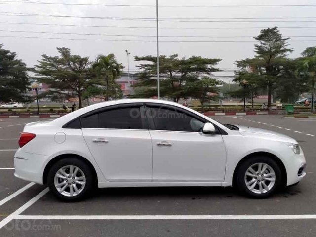 Cần bán lại xe Chevrolet Cruze sản xuất năm 2017, màu trắng còn mới