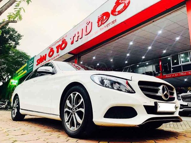 Xe Mercedes C200 sản xuất năm 2017, màu trắng chính chủ