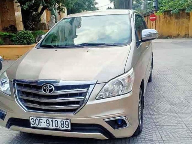 Bán ô tô Toyota Innova 2.0V 2015, màu vàng