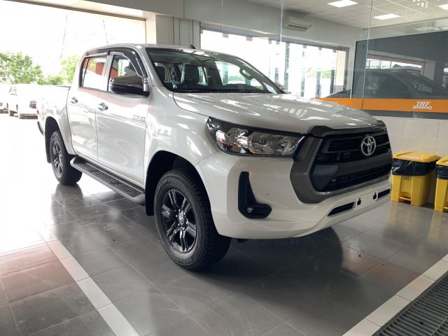 Toyota Hilux 2.4 AT 4X2, bán tải 1 cầu - giao ngay- giá tốt nhất thị trường