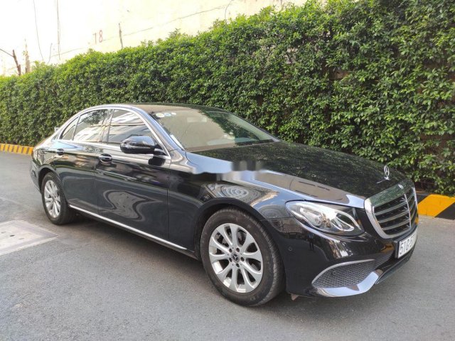 Bán Mercedes E class đời 2018, màu đen còn mới0