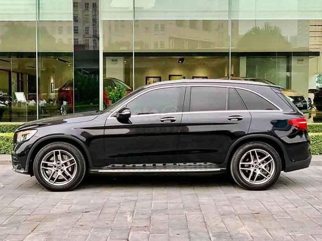 Cần bán Mercedes GLC 300 4matic sản xuất năm 2018, màu đen0