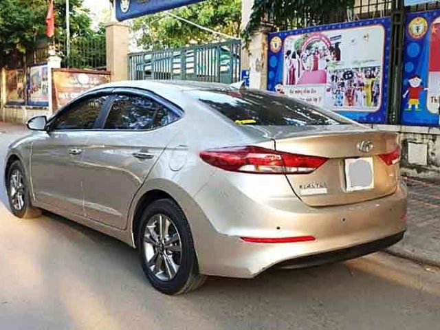 Bán Hyundai Elantra năm 2019, màu vàng cát0