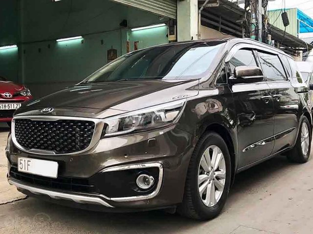 Gia đình bán xe Kia Sedona 2.2L DATH đời 2016, màu nâu0