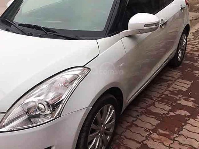 Cần bán Suzuki Swift đời 2017, màu trắng số tự động0