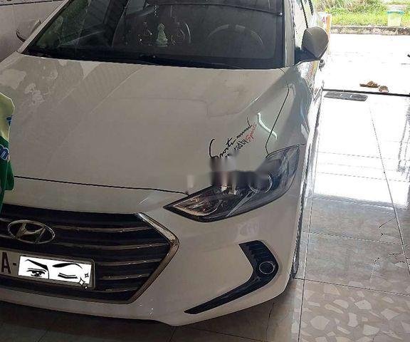 Cần bán Hyundai Elantra đời 2018, màu trắng0