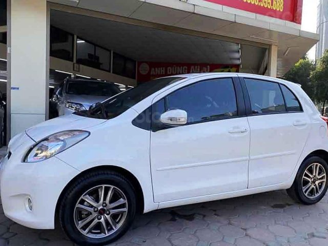 Cần bán gấp Toyota Yaris năm sản xuất 2013, màu trắng, xe nhập