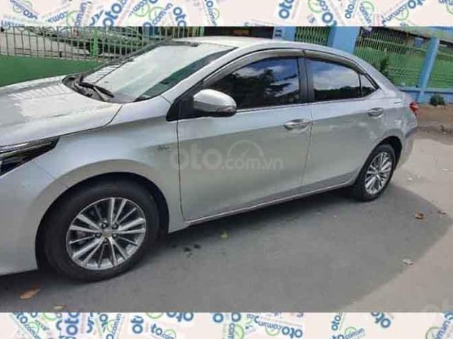 Cần bán gấp Toyota Corolla Altis sản xuất 2015, màu bạc chính chủ0