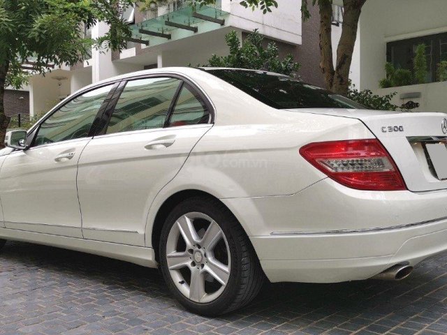 Mercedes-Benz C300 sản xuất năm 2009, màu trắng