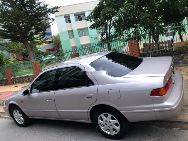 Bán xe Toyota Camry năm 2002, màu bạc chính chủ0