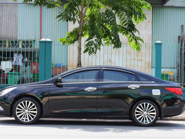 Cần bán xe Hyundai Sonata đăng ký lần đầu 2013, màu đen, xe gia đình, giá chỉ 580 triệu đồng