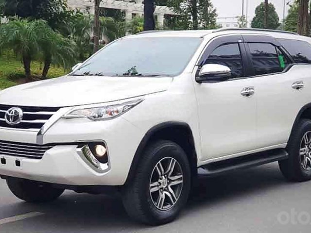 Bán Toyota Fortuner đời 2019, màu trắng số tự động0