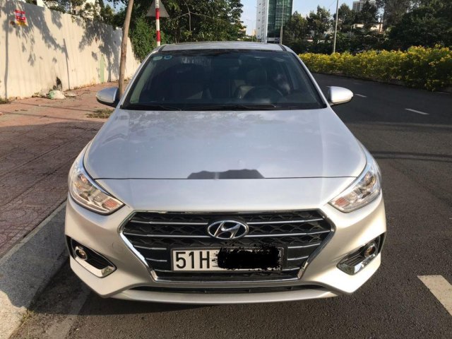 Cần bán gấp Hyundai Accent năm 2019, màu bạc số tự động0