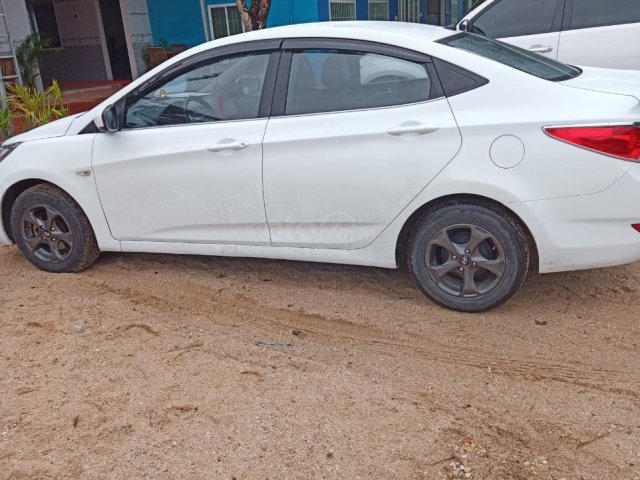 Cần bán Hyundai Accent 2011, màu trắng, giá 320tr - giá bán ra rất hợp lý0