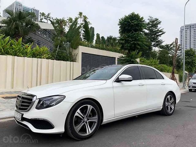 Cần bán Mercedes E250 sản xuất 2016, màu trắng0