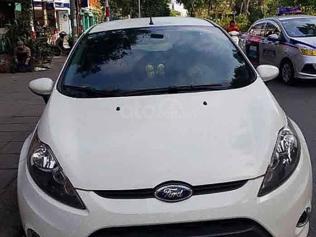 Xe Ford Fiesta sản xuất 2012, màu trắng còn mới, giá chỉ 350 triệu