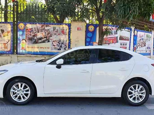 Cần bán xe Mazda 3 năm 2017, màu trắng còn mới0