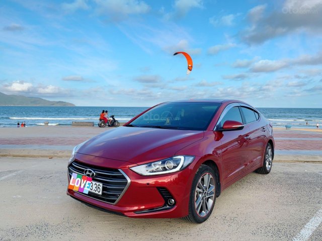 Cần bán xe Hyundai Elantra đời 2018 bản full 2.0 tự động0