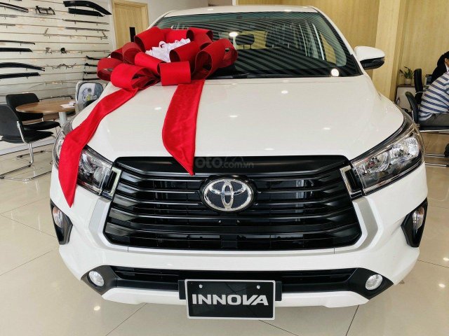 Toyota Innova 2.0 E, đủ màu giao ngay, tặng 3 năm bảo dưỡng xe