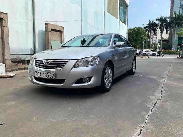 Xe Toyota Camry năm 2007, màu bạc còn mới