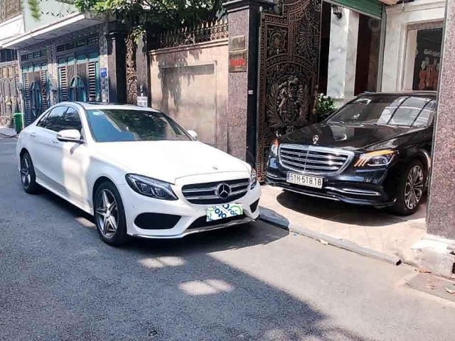 Cần bán gấp Mercedes C300 AMG sản xuất 2016, màu trắng0