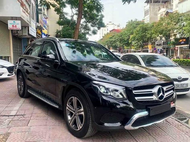 Cần bán Mercedes GLC200 sản xuất 2018, màu đen