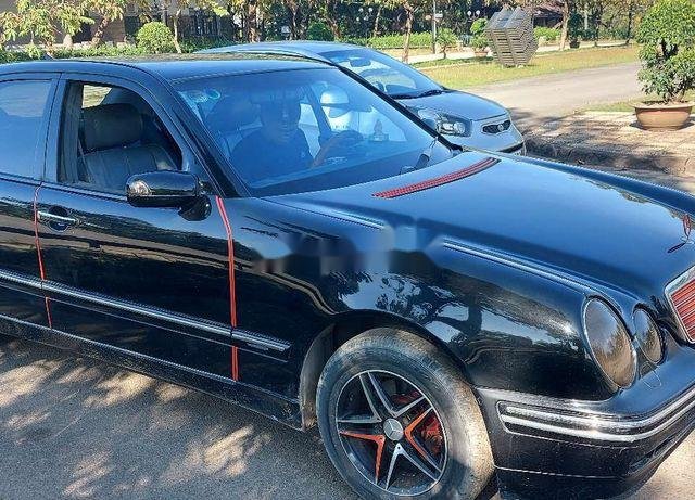 Cần bán lại xe Mercedes E240 sản xuất 2001, màu đen còn mới0