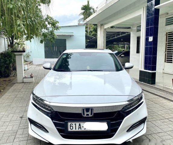 Bán xe Honda Accord sản xuất 2019, màu trắng còn mới giá cạnh tranh0