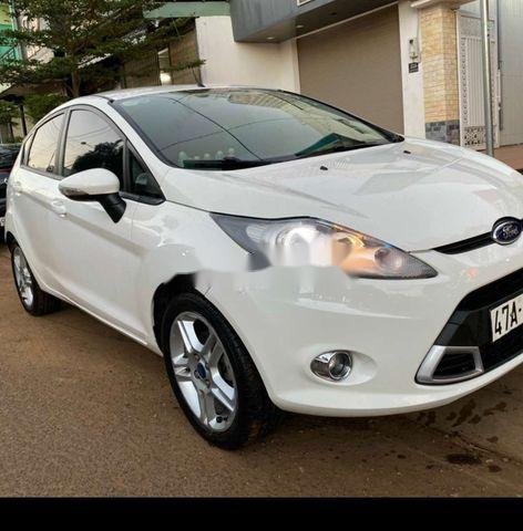 Cần bán xe Ford Fiesta đời 2012, màu trắng, nhập khẩu 