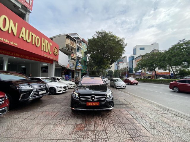 Bán xe Mec GLC300 AMG sản xuất 2019 màu đen nội thất kem0