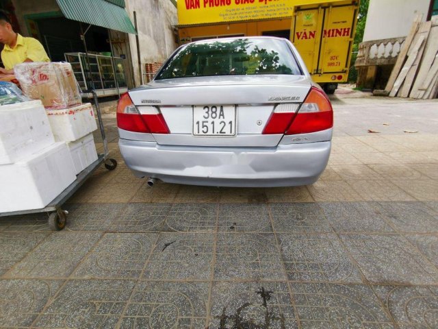 Cần bán gấp Mitsubishi Lancer đời 2002, màu bạc0