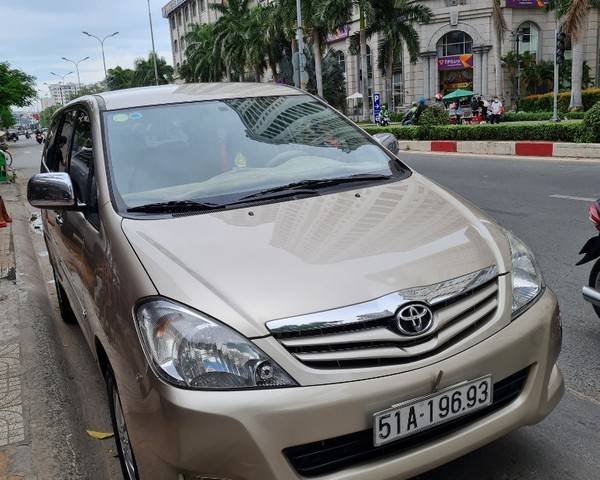 Cần bán xe Toyota Innova 2011, màu vàng, 345tr0