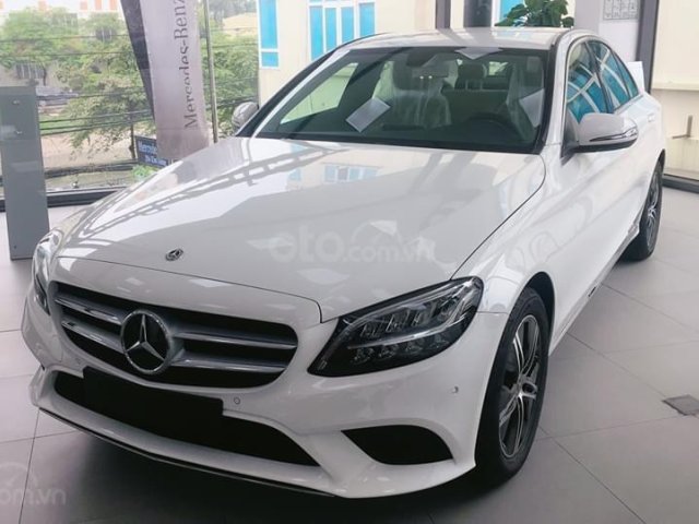 Giá bán Mercedes C180 giảm nhiều tiền mặt, quà tặng hấp dẫn