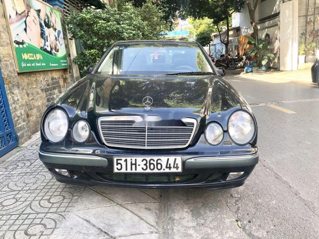 Cần bán xe Mercedes E240 đời 2001, màu đen, giá tốt